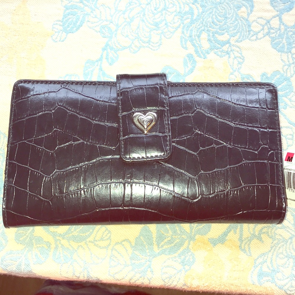 Snap clutch wallet by mundo black NWT vegan alligator